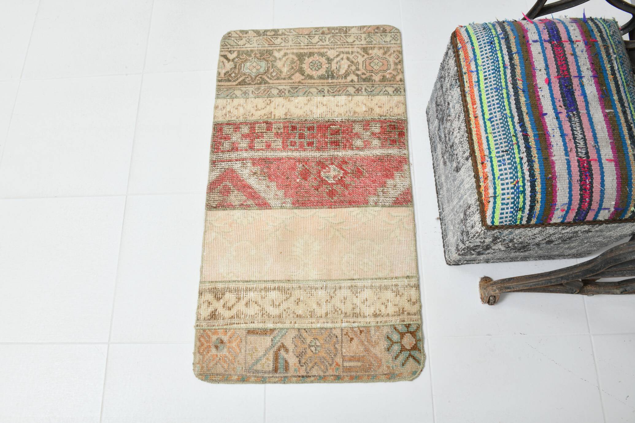 2x3 Rug For Accent Soft Beige Vintage Rug, 57x105Cm SK 22575