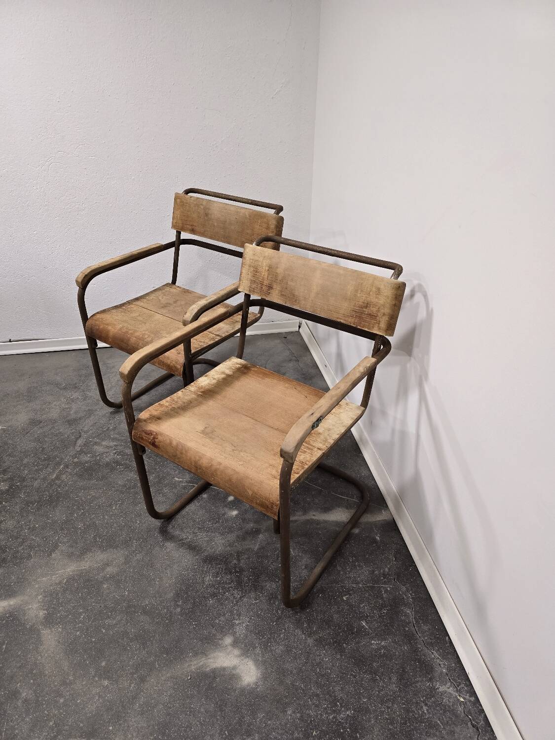 Paire de chaises B34 des années 1950