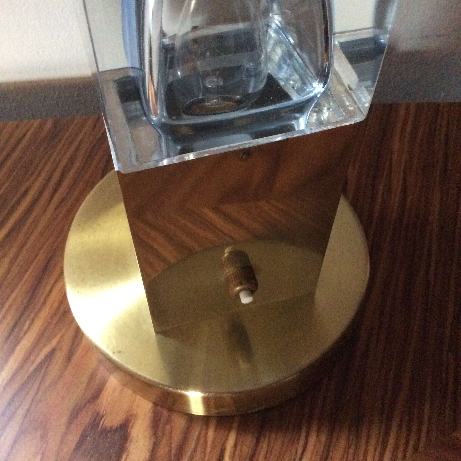 Touch cube lamp in plexiglas and brass 1970