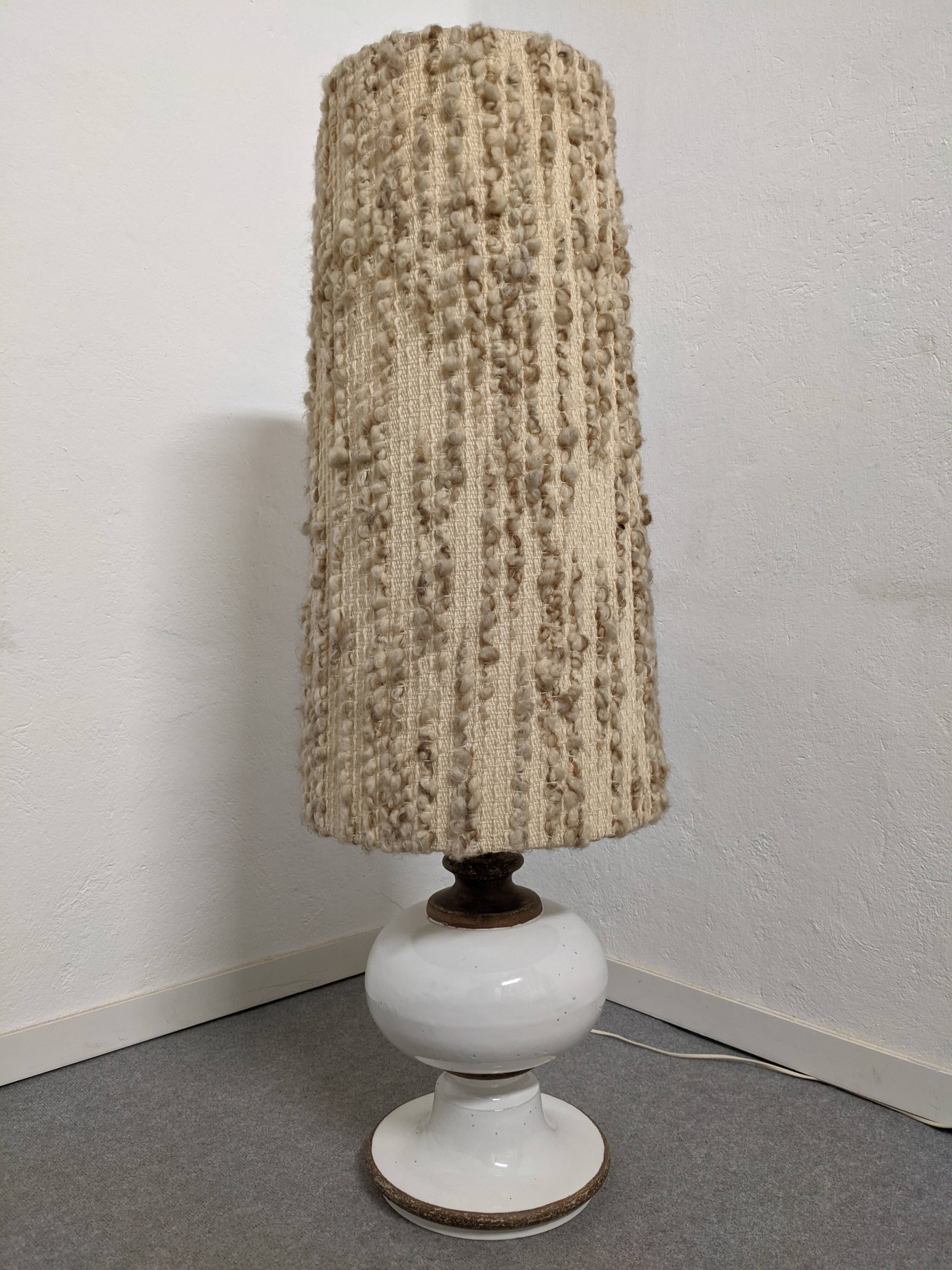 Lampe de sol en grès émaillé blanc et abat-jour en laine, années 60-70