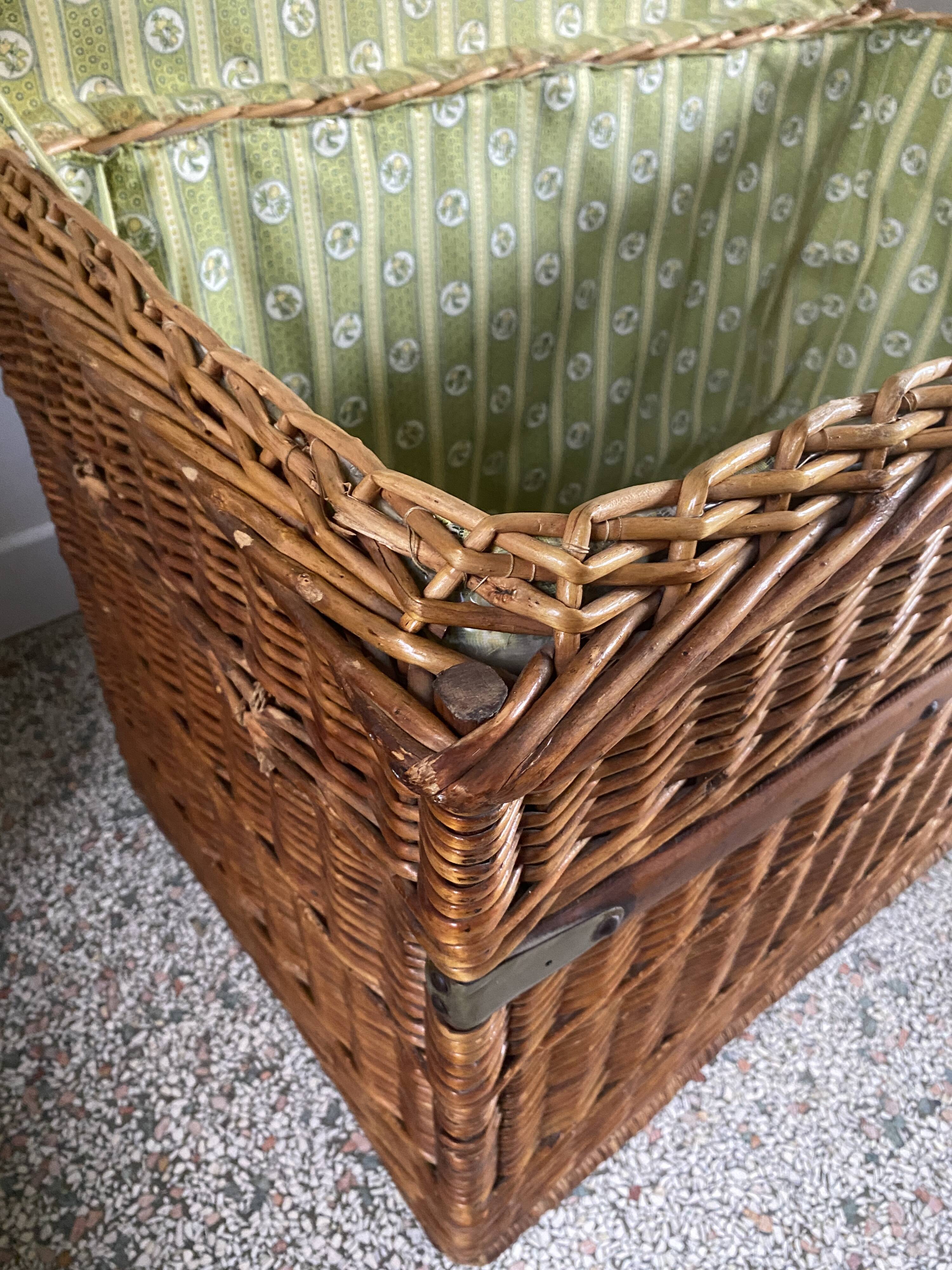 Malle / coffre en osier rotin vintage doublé tissu vert