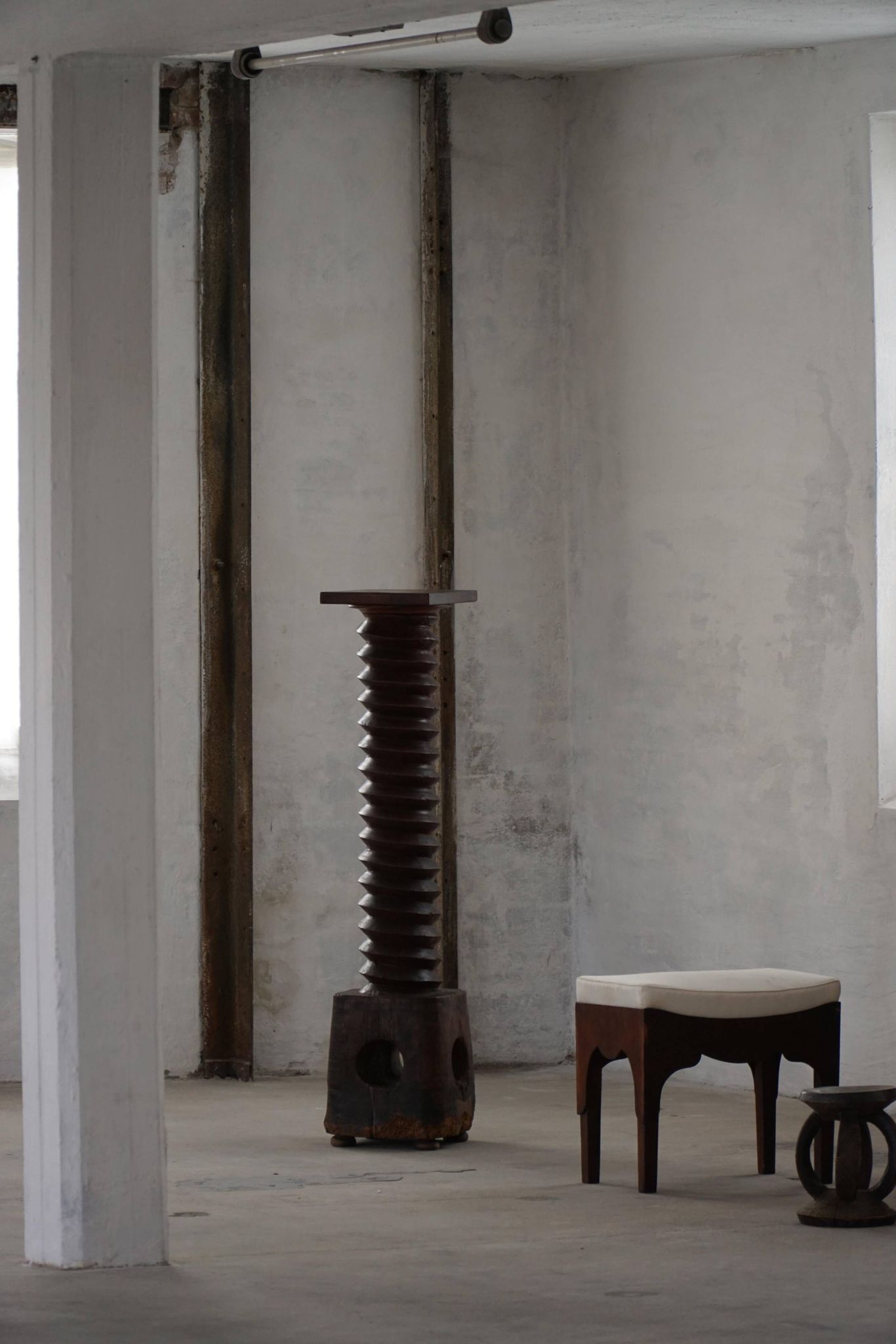 19th-century sculptural French wine press in solid wood / pedestal