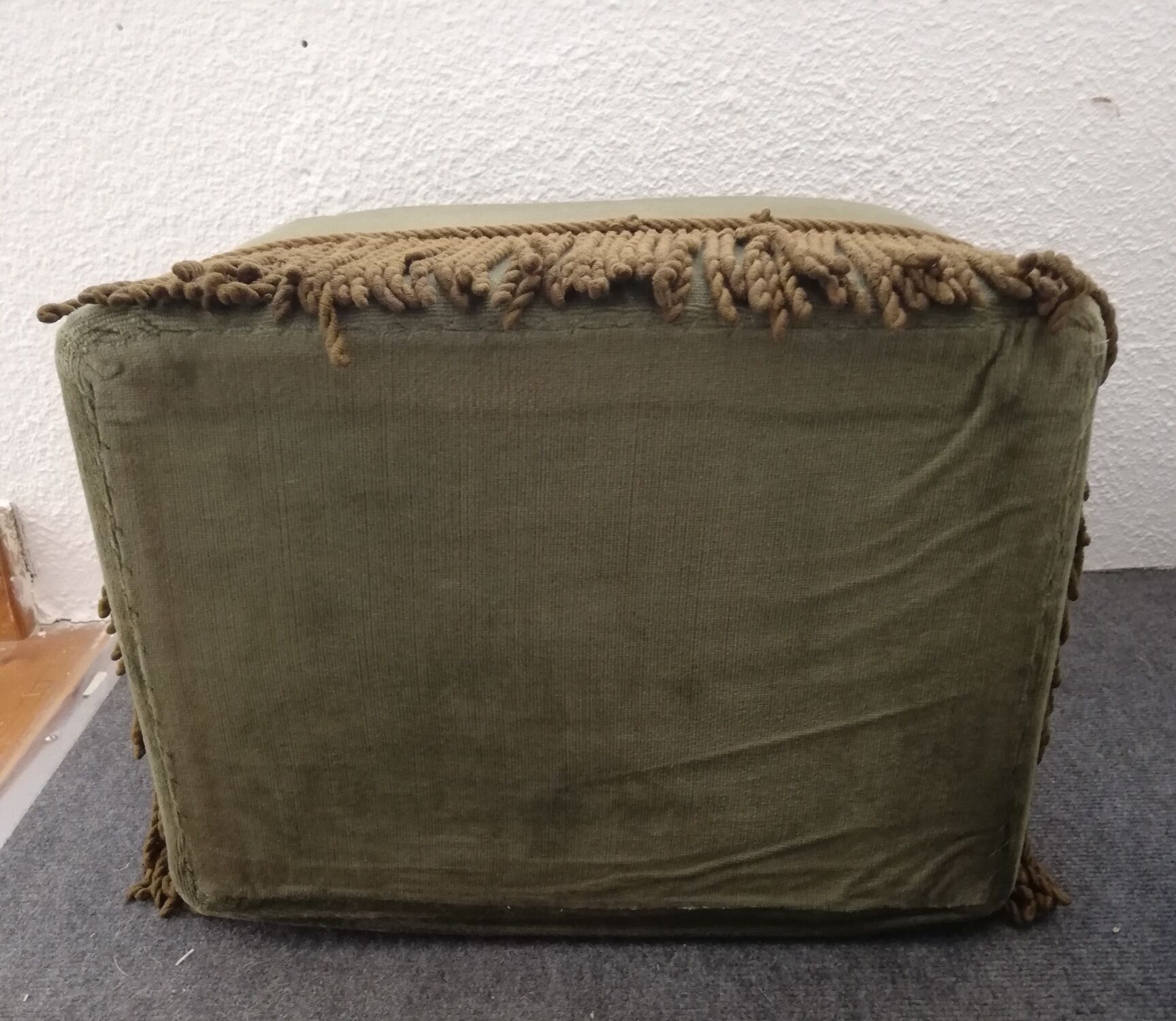 Green velvet pouf 60s