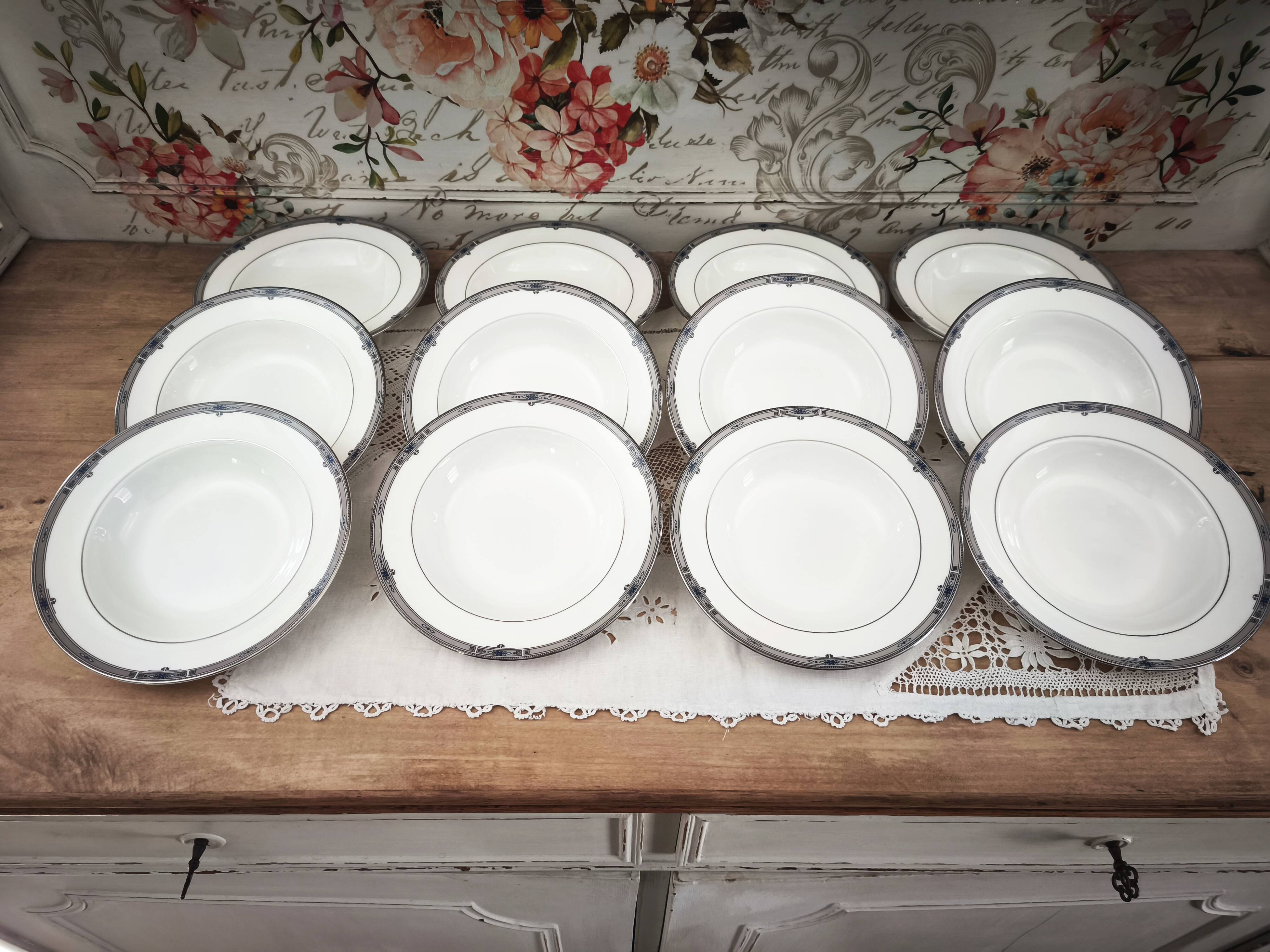 Set of 12 deep plates in English porcelain Wedgwood model Amherst.