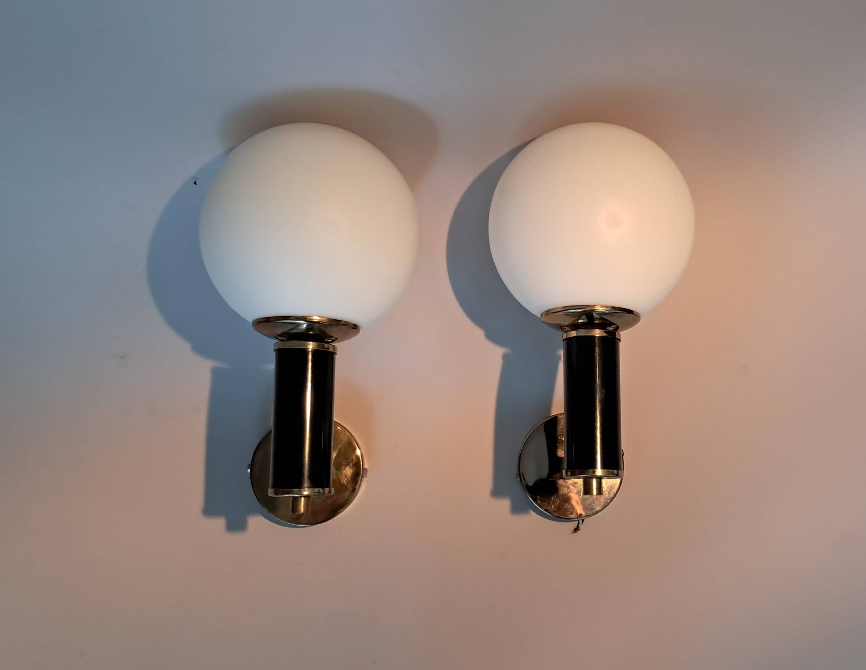 Pair of wall lights in gilded and black lacquered brass, Italy 1970/1980.