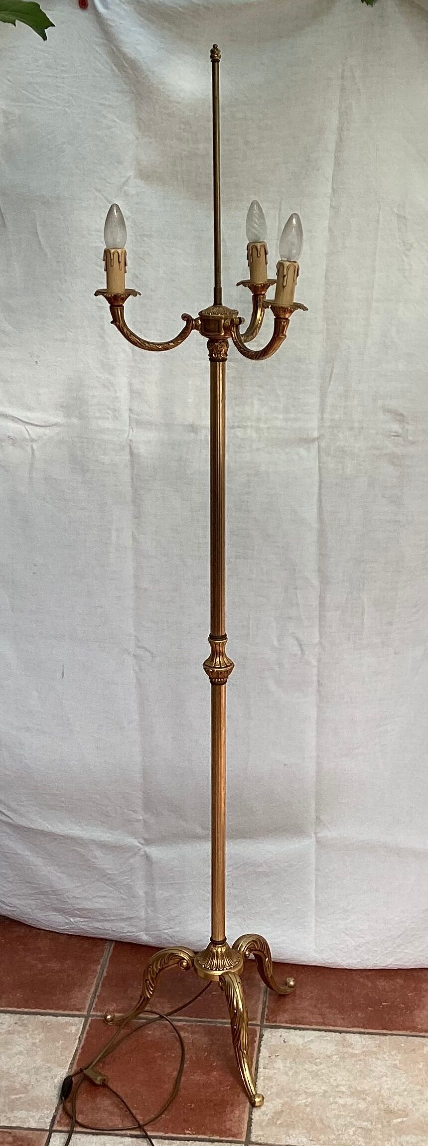 Tripod floor lamp in brass circa 1960s-1970s Dimension: height -168cm- width -38cm-