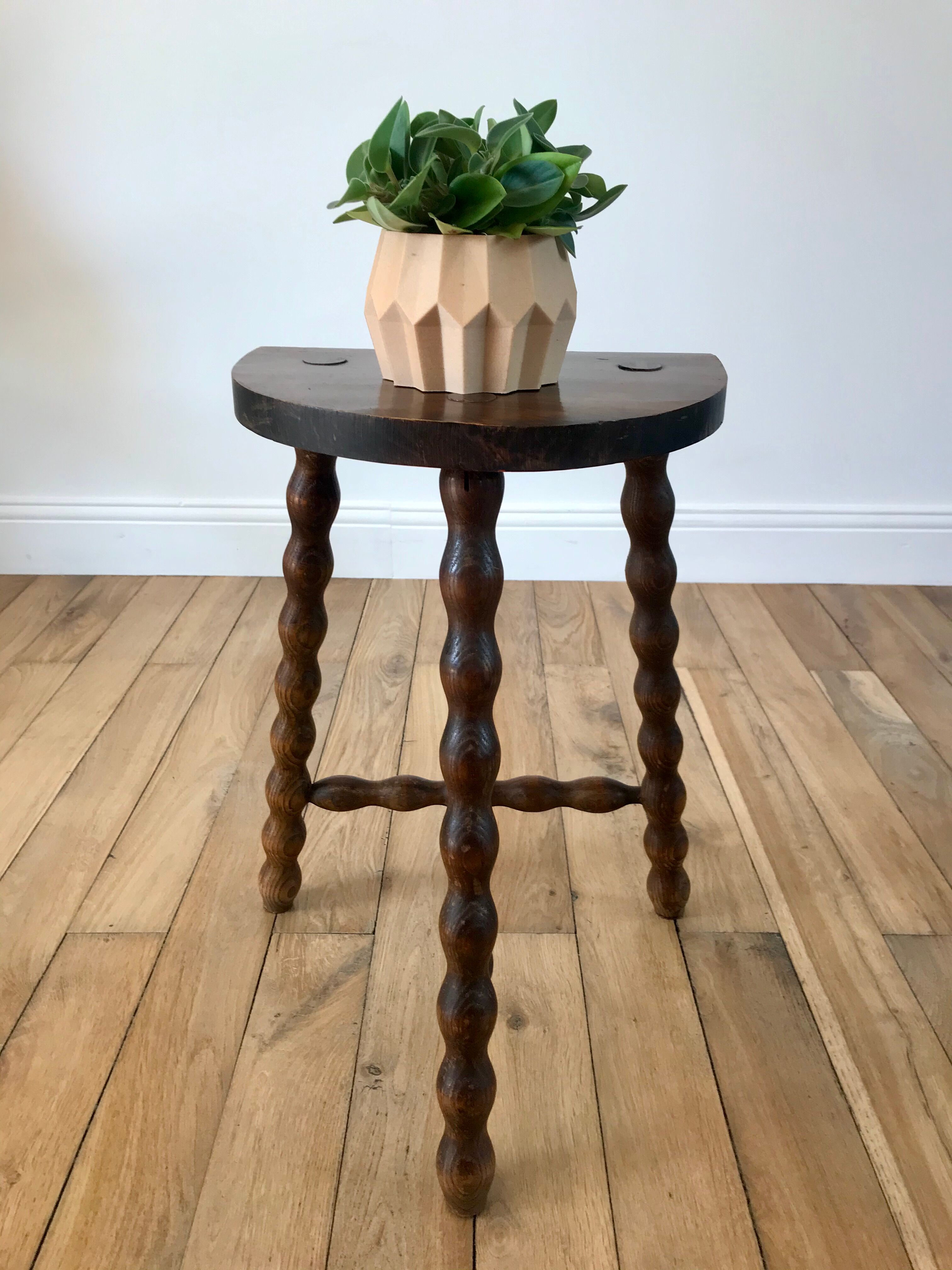Tripod stool in beaded wood / turned 40s