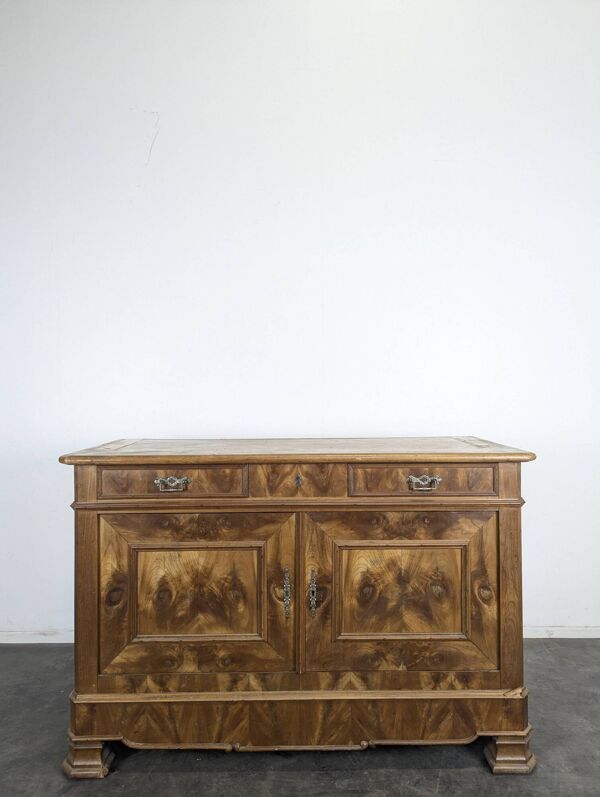 Buffet Louis-Philippe en noyer et loupe de noyer deux portes deux tiroirs