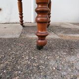 Extendable oval table