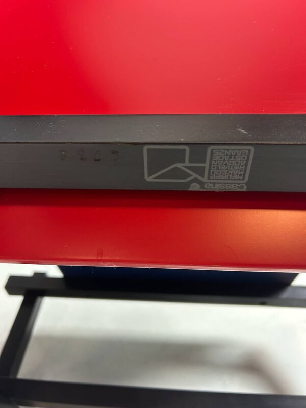 Chaise rouge et bleue de Gerrit Rietveld par Cassina