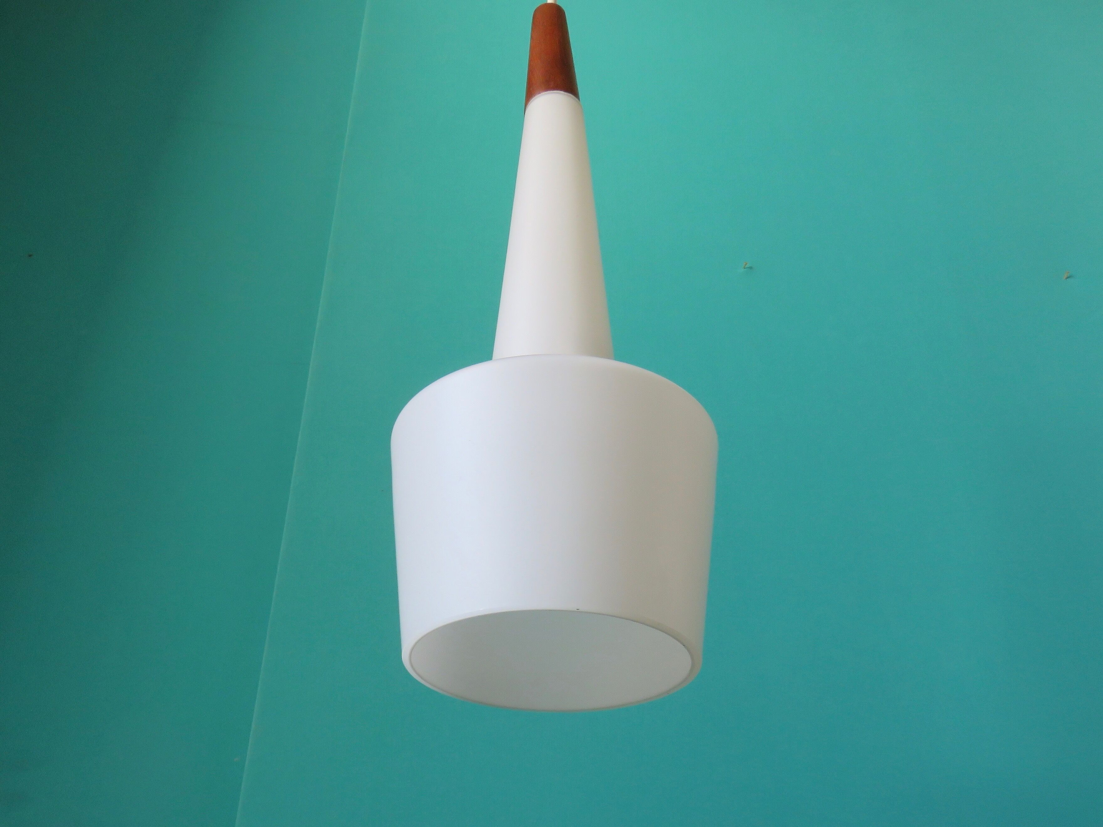 Paire de suspensions en opaline et teck Danemark 1955