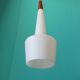 Paire de suspensions en opaline et teck Danemark 1955
