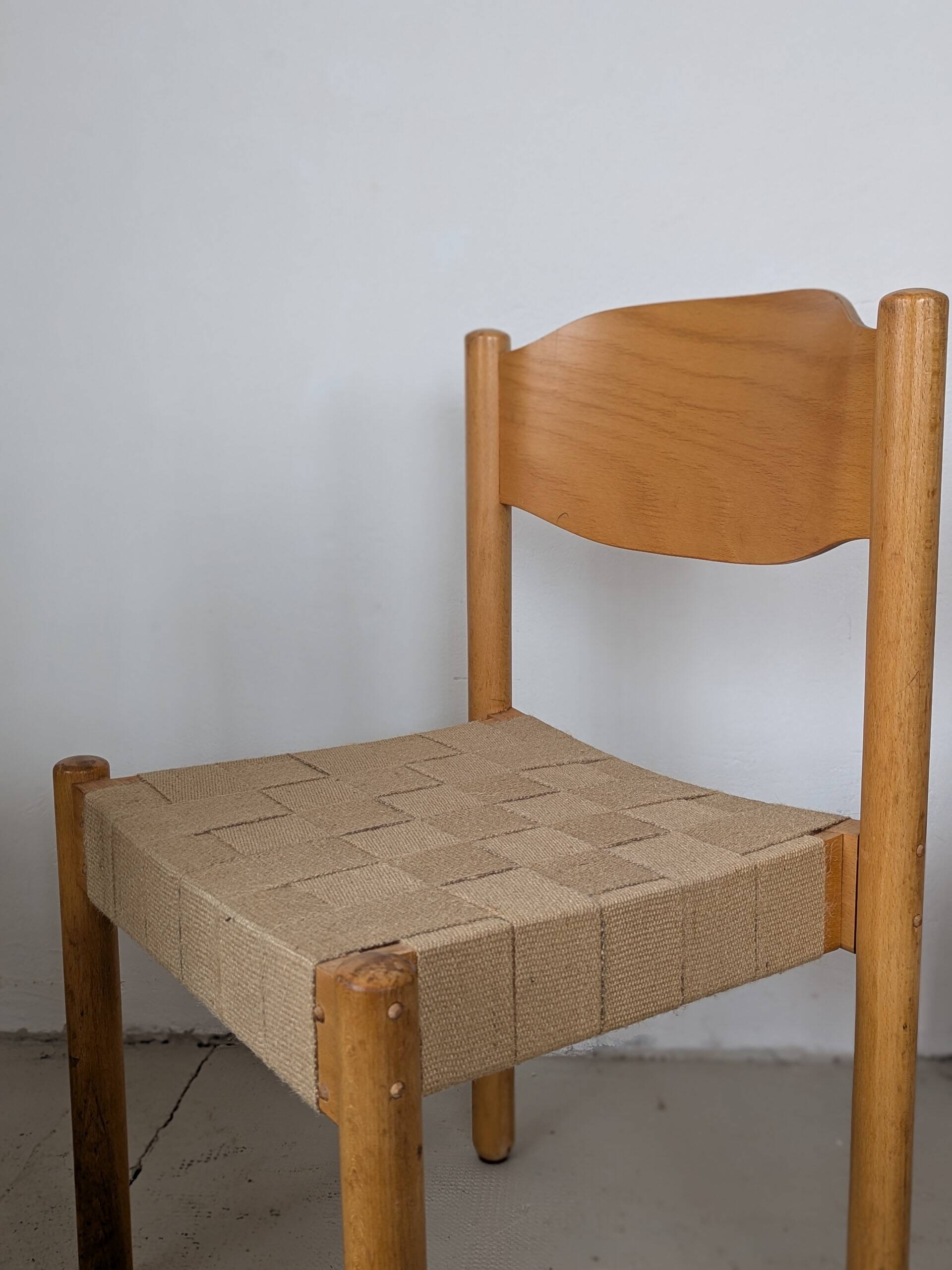 Set of 6 stackable chairs in beech and jute.