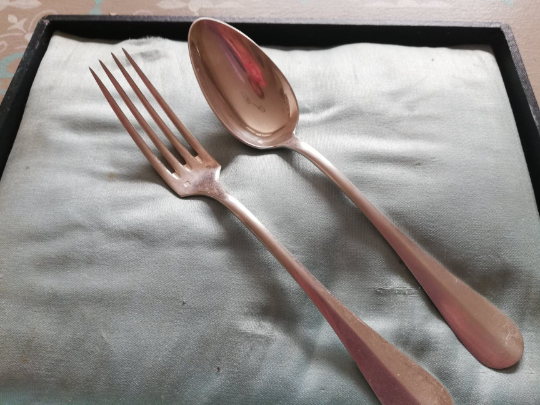 Vintage housewife of 24 covered white metal in their case