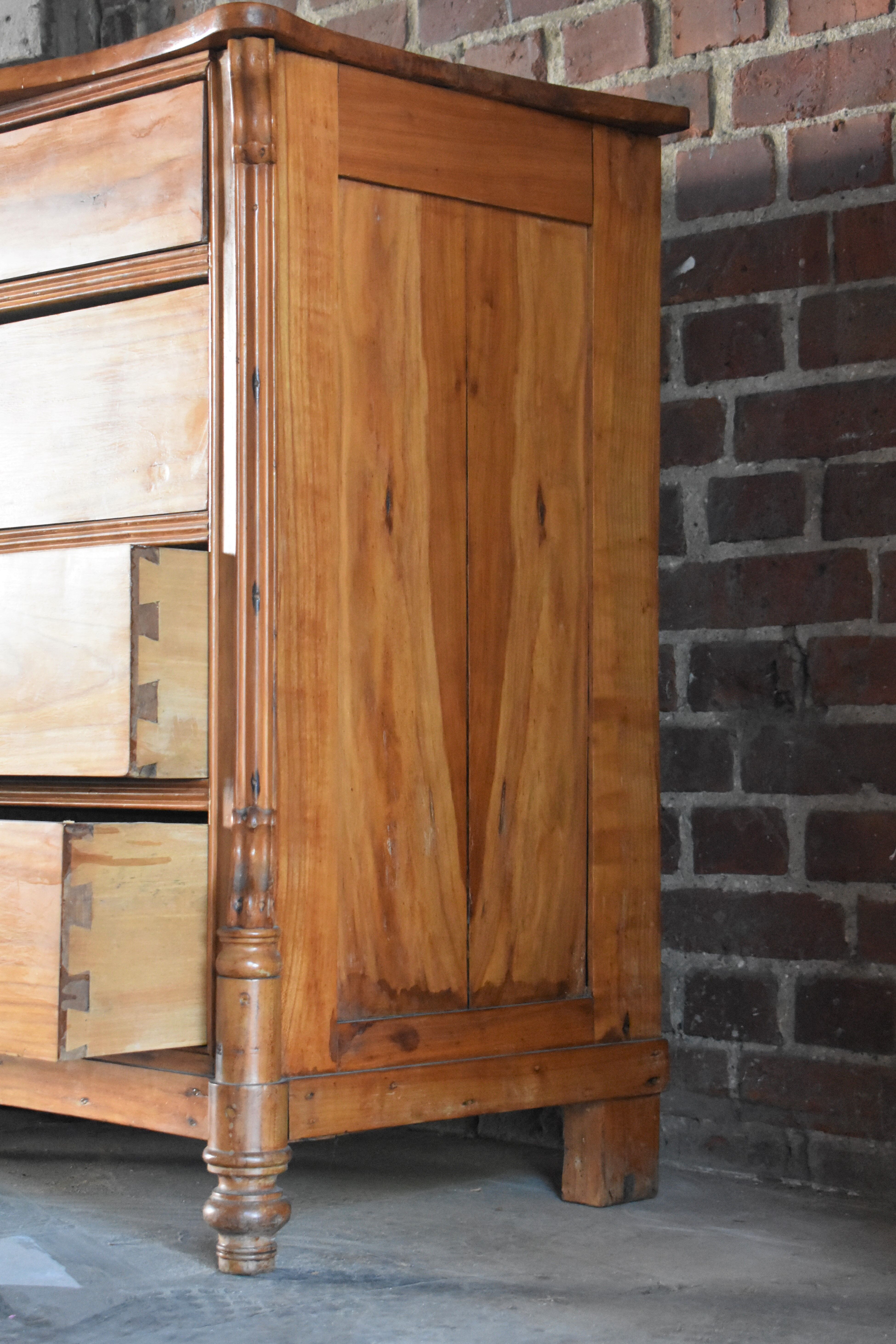 Chest of drawers, made of walnut