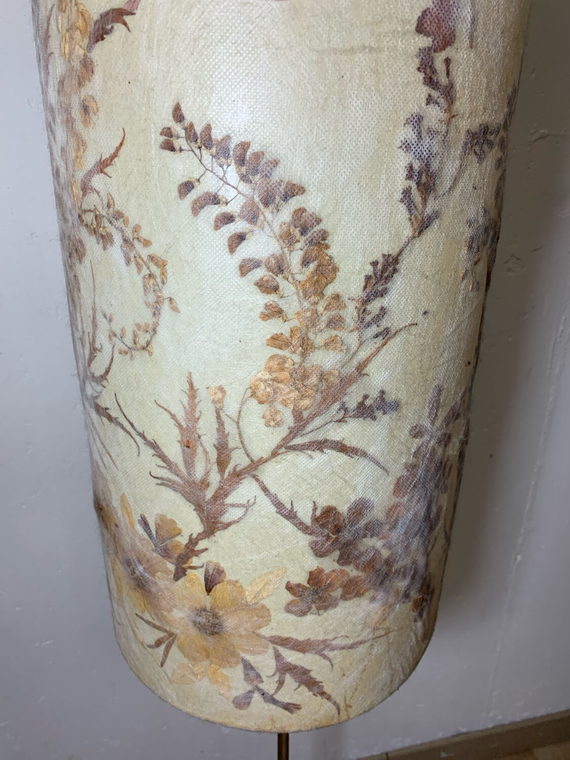 Lampadaire avec abat jour en fleurs séchées