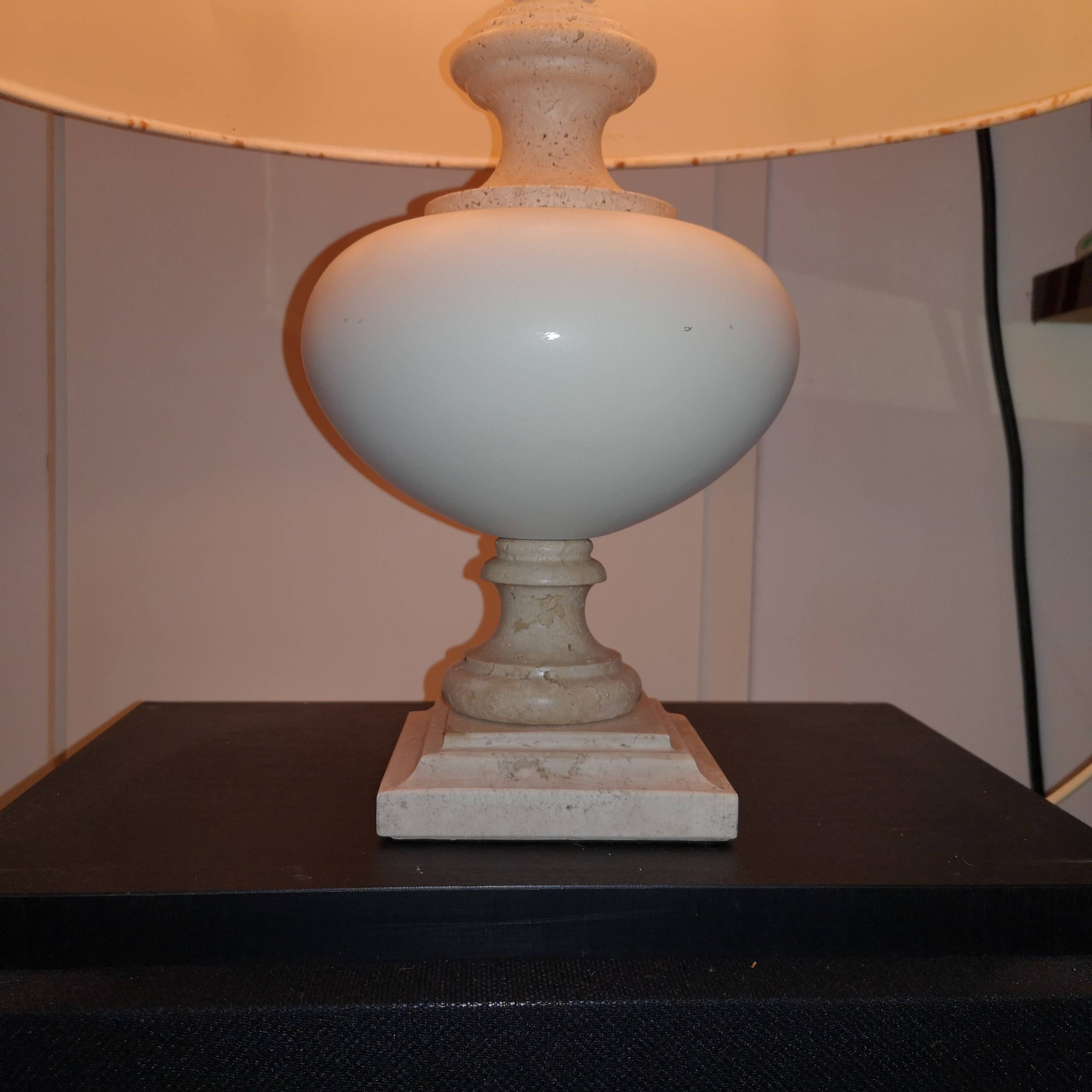 lampe moderniste circa 1970 en travertin et tôle laquée