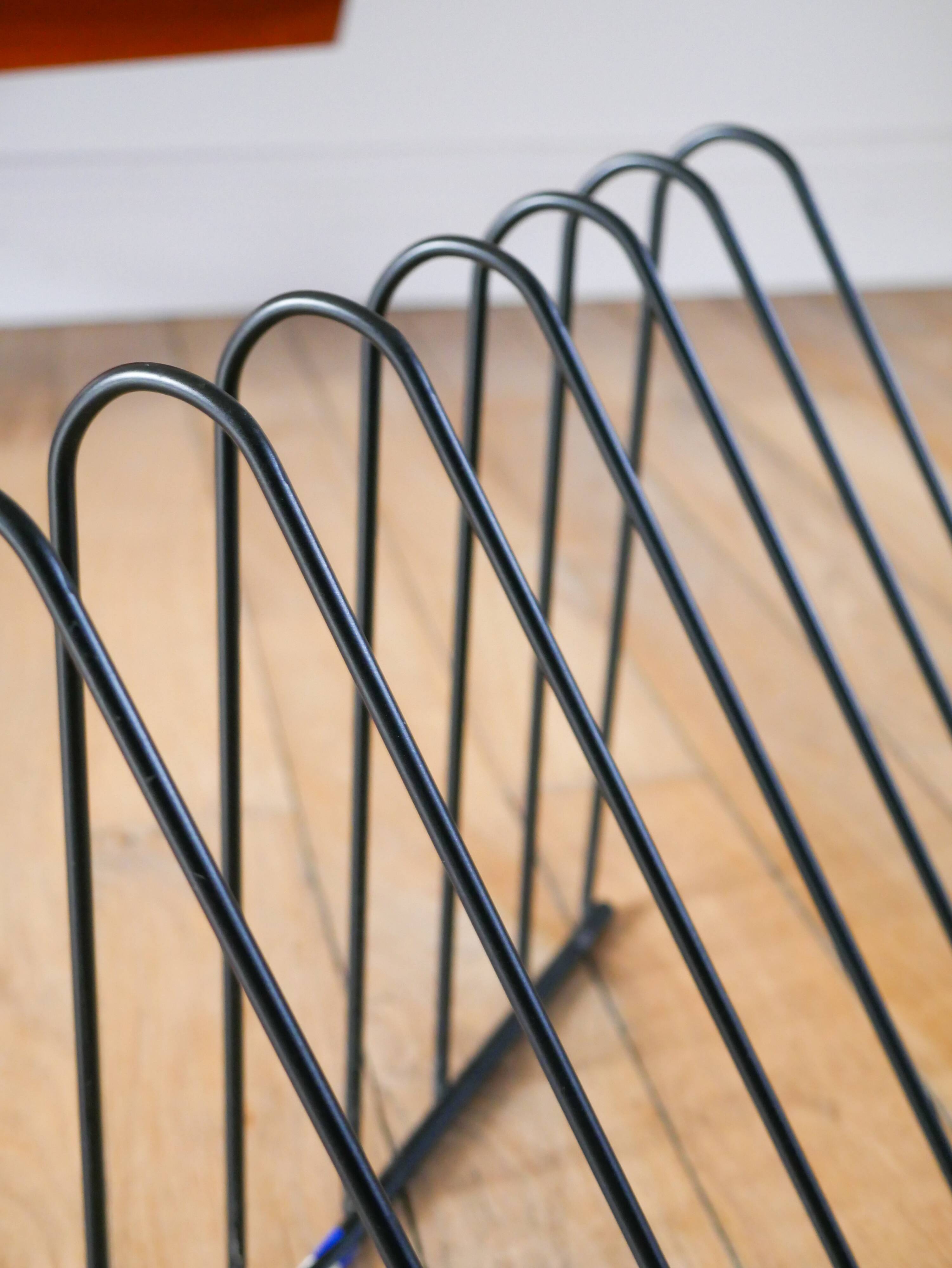 Black metal magazine rack Design attributed to François Arnal for Atelier A Made in France 1970