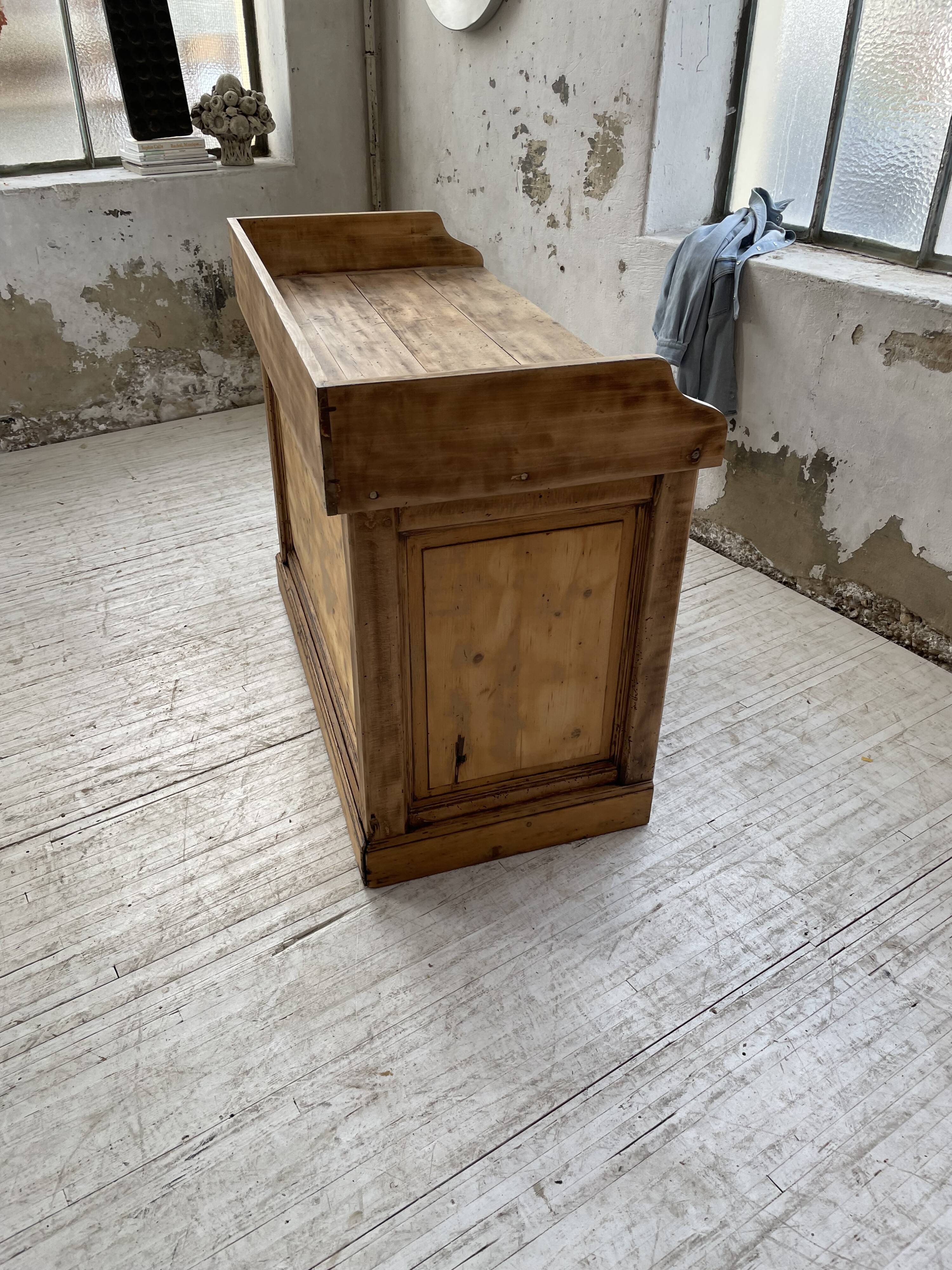 Trading counter central island pine