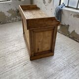 Trading counter central island pine