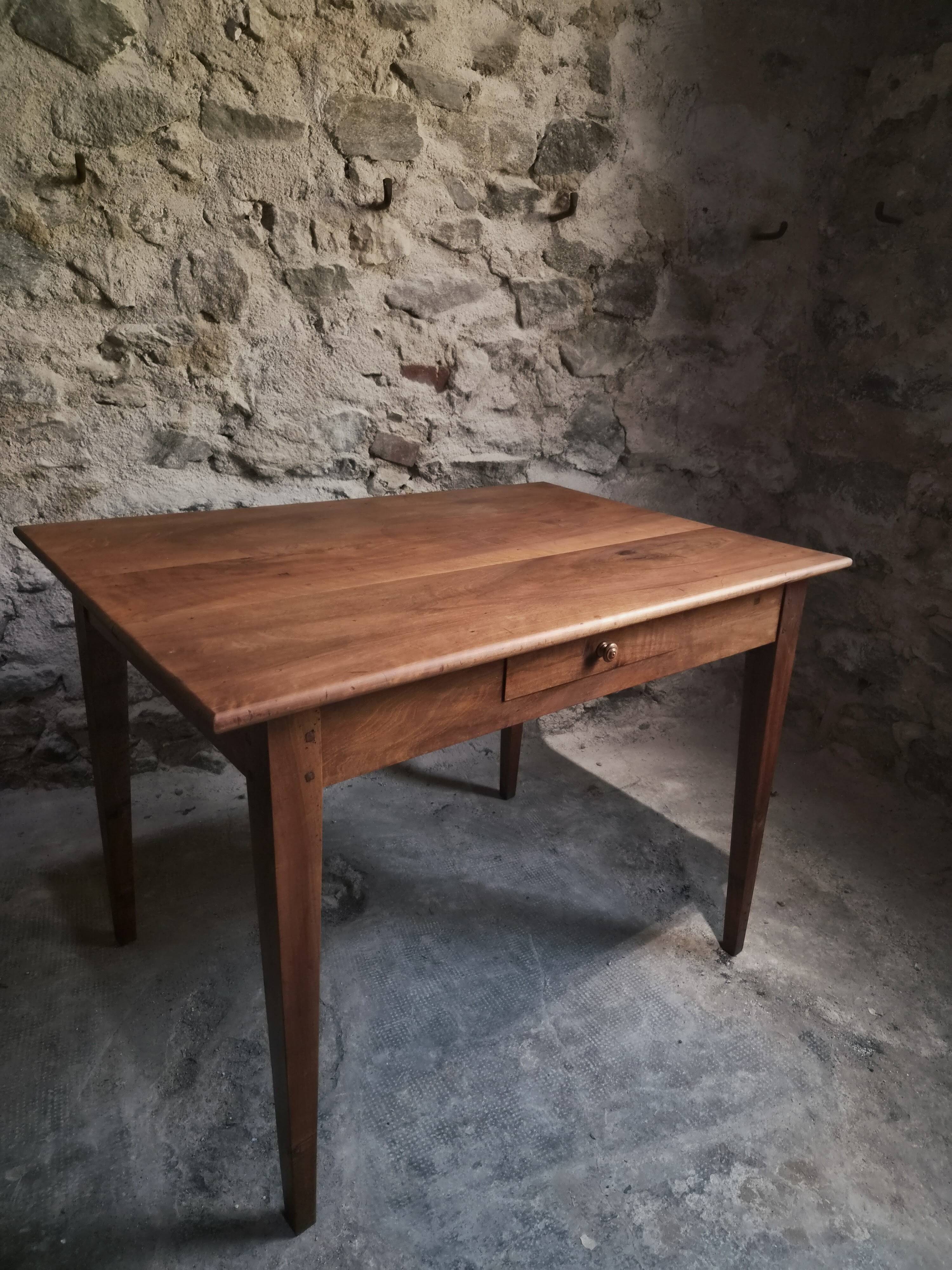Table française ancienne en noyer avec tiroir, vers 1900–1920