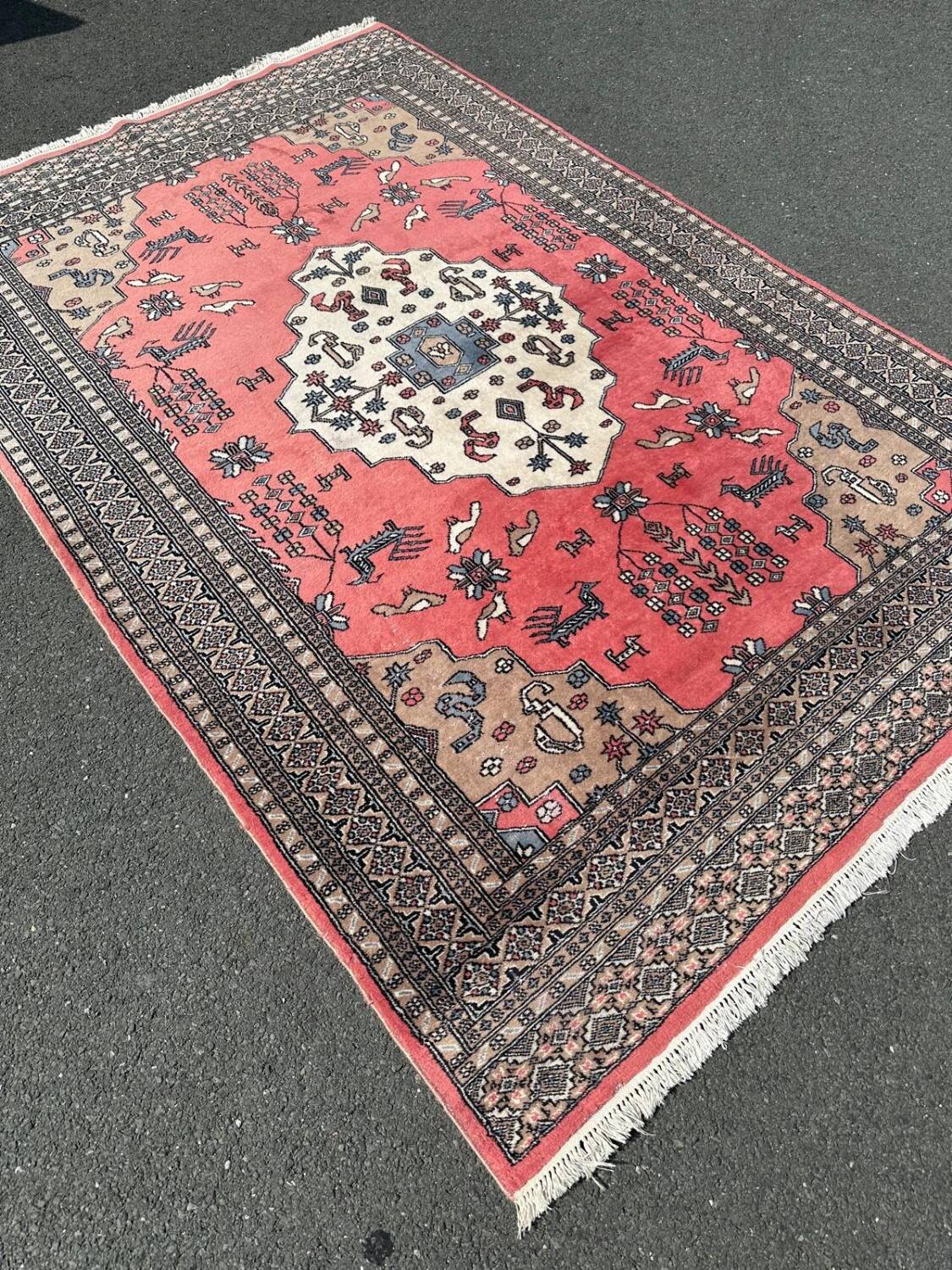 Handmade pink Pakistani rug