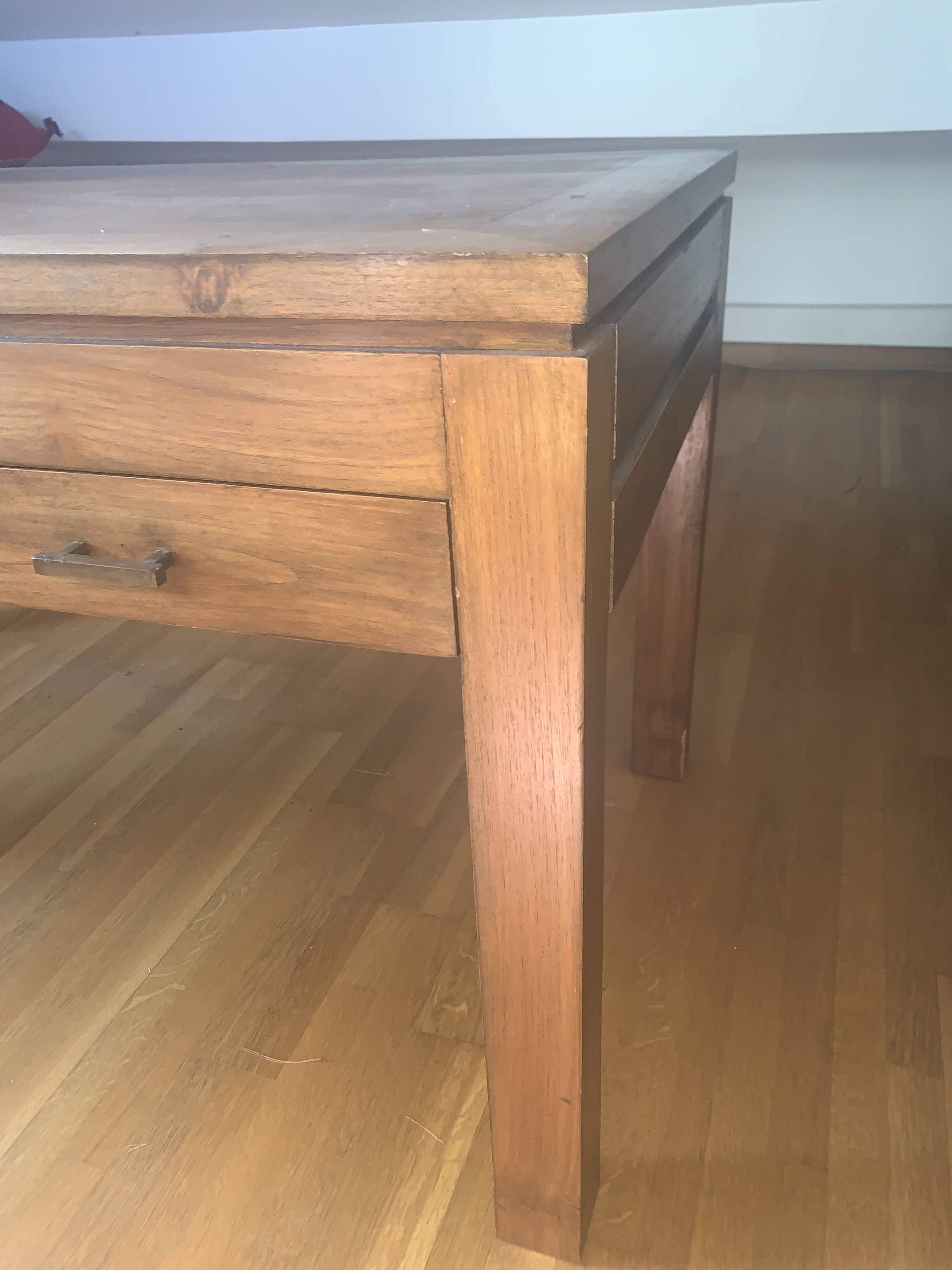 Grande table basse en teck massif avec 2 tiroirs traversants – Design intem