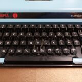 Machine à écrire Olympia Standard bleue pastel vintage révisée