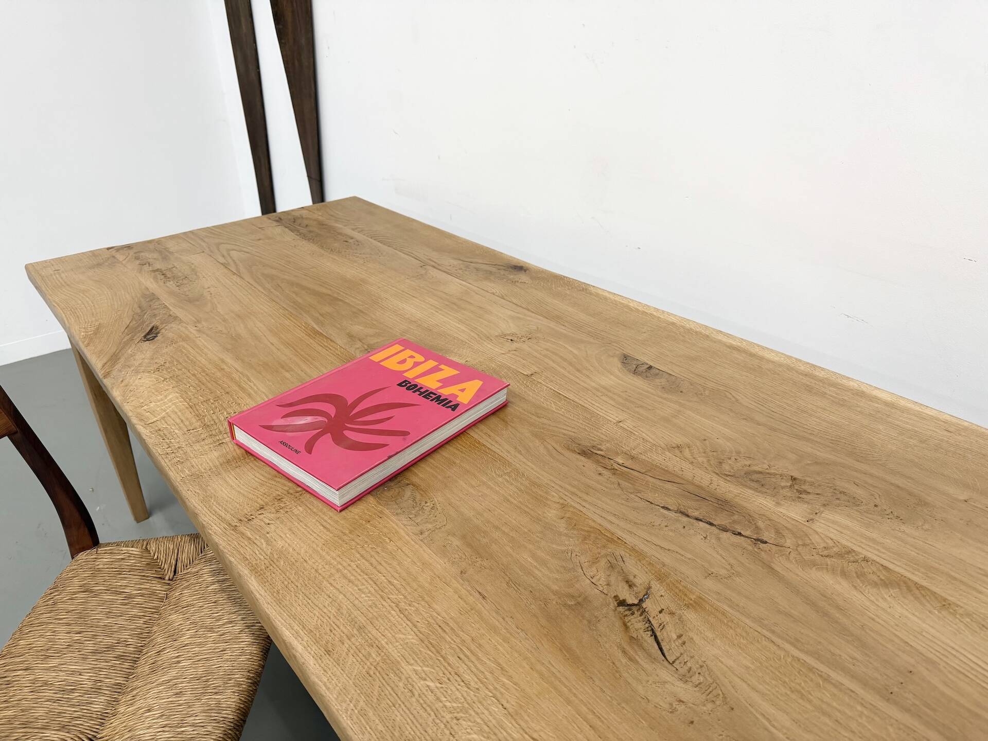 Grande table de salle à manger en chêne massif, au format XXL.
