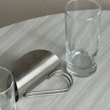 2 verres avec des poignées en métal, inox.