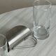 2 verres avec des poignées en métal, inox.