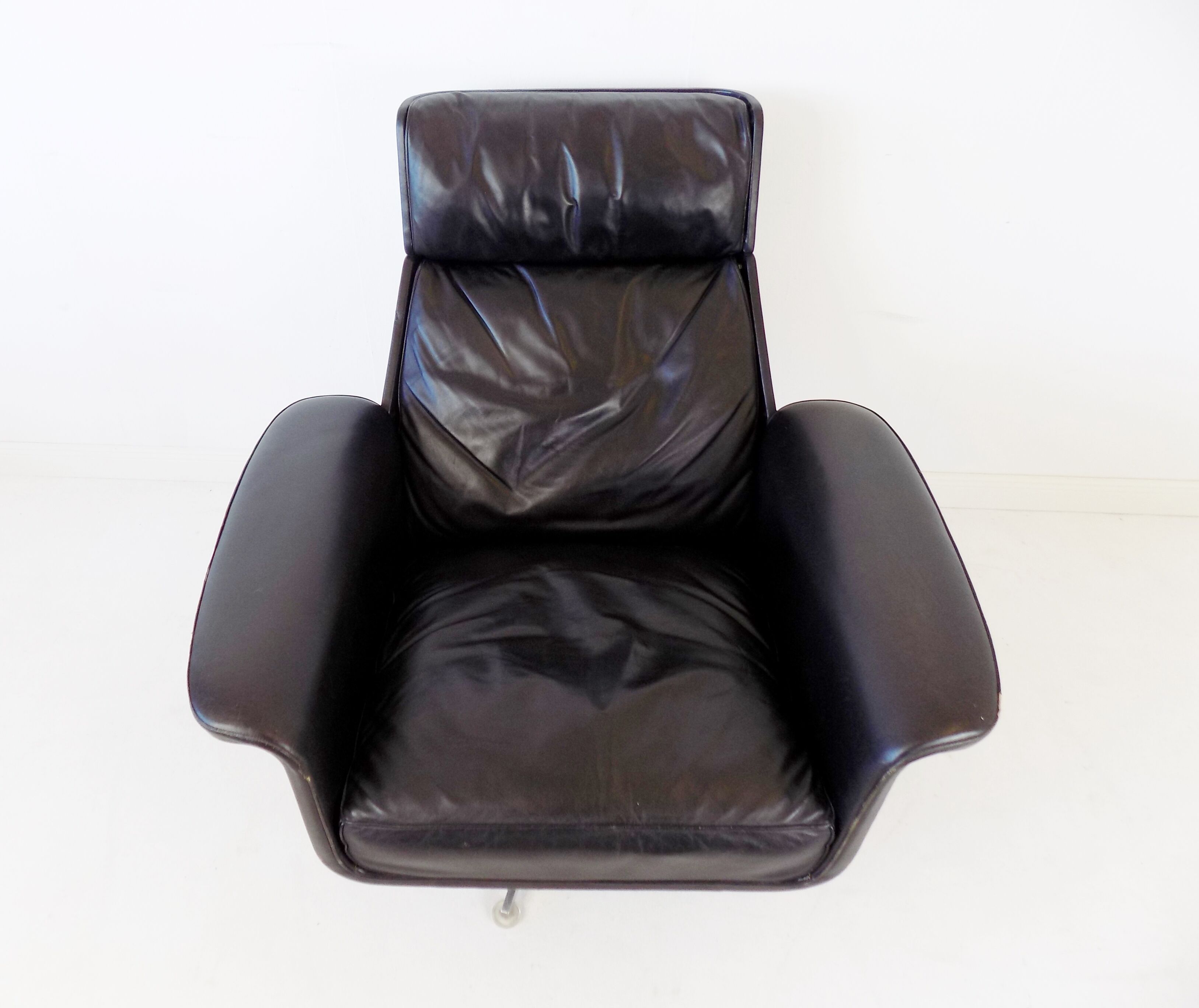 Fauteuil Kaufeld Siesta 62 en cuir noir par Jacques Brule