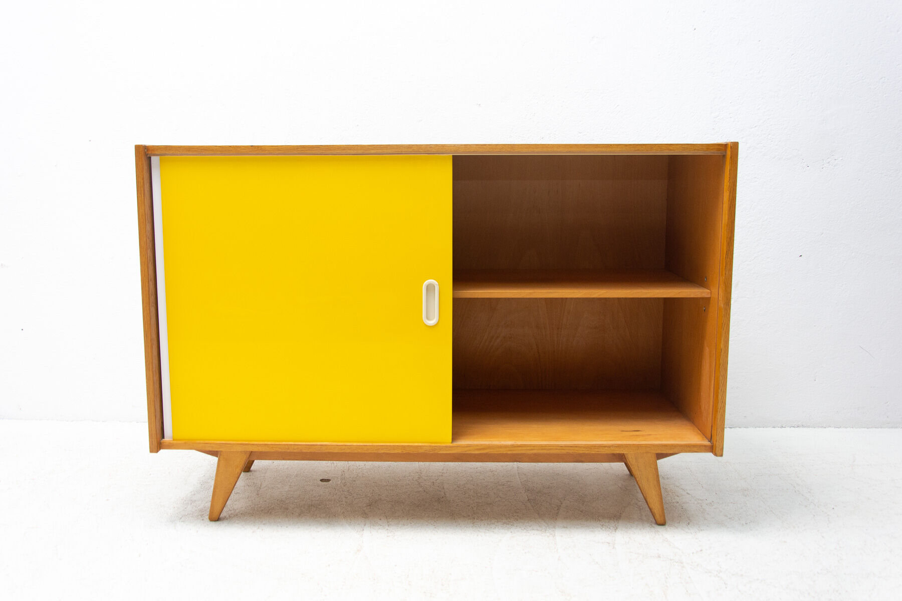 Buffet U-452 par Jiří Jiroutek années 1960 Tchécoslovaquie