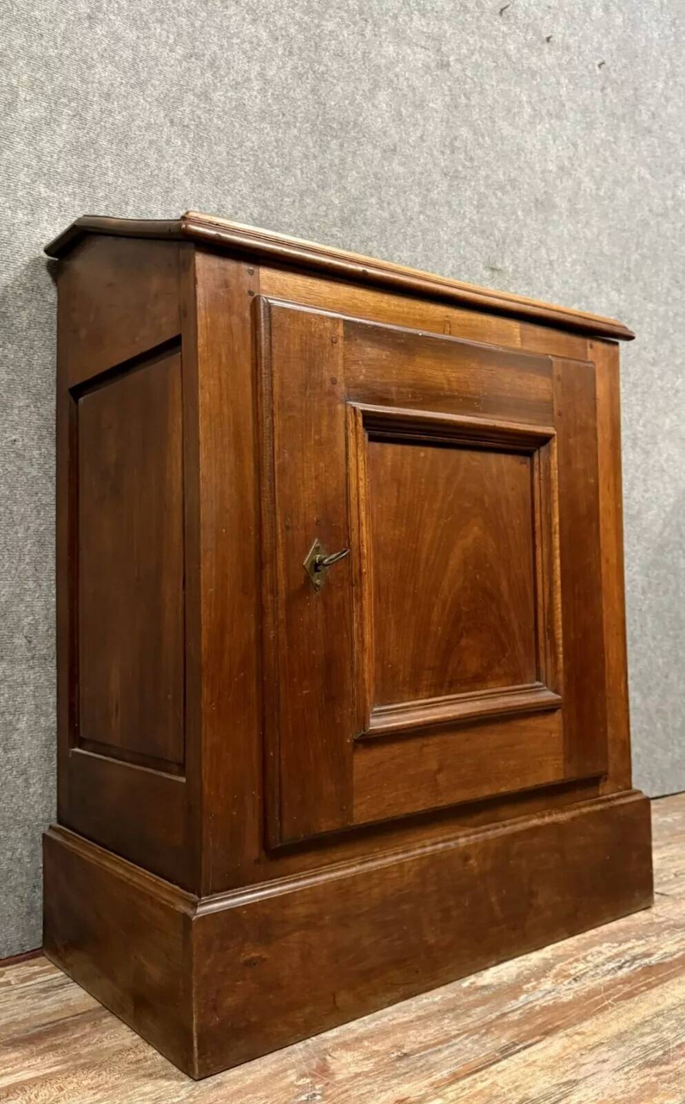 Oratoire époque Directoire en noyer massif vers 1800