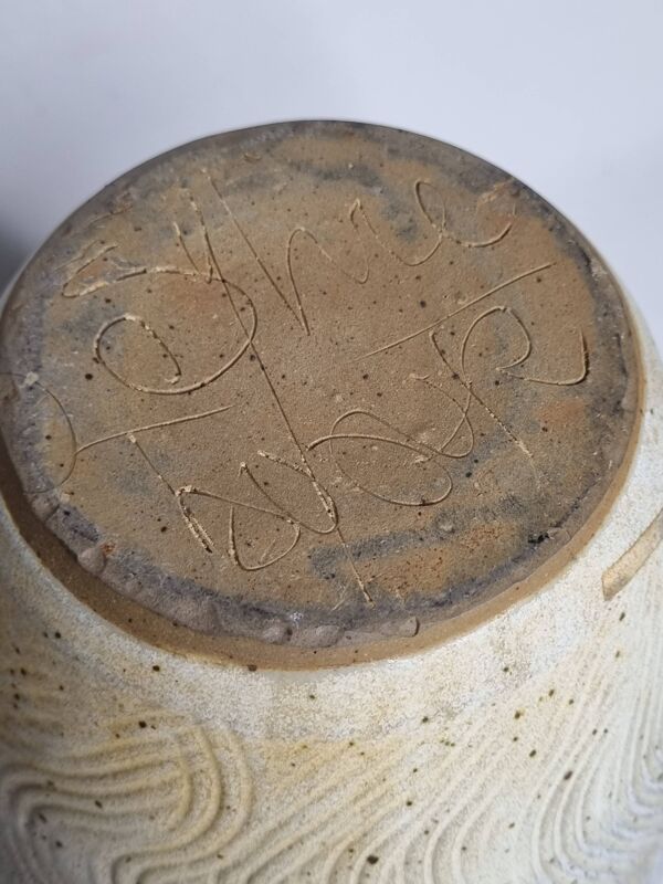 Vase en grès signé Sylvie Dufour décor incisé et médaillons en relief