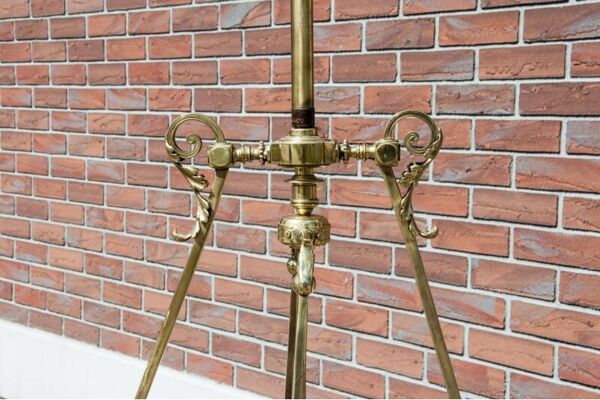 Grand lustre en laiton, Europe occidentale, milieu du XXe siècle.