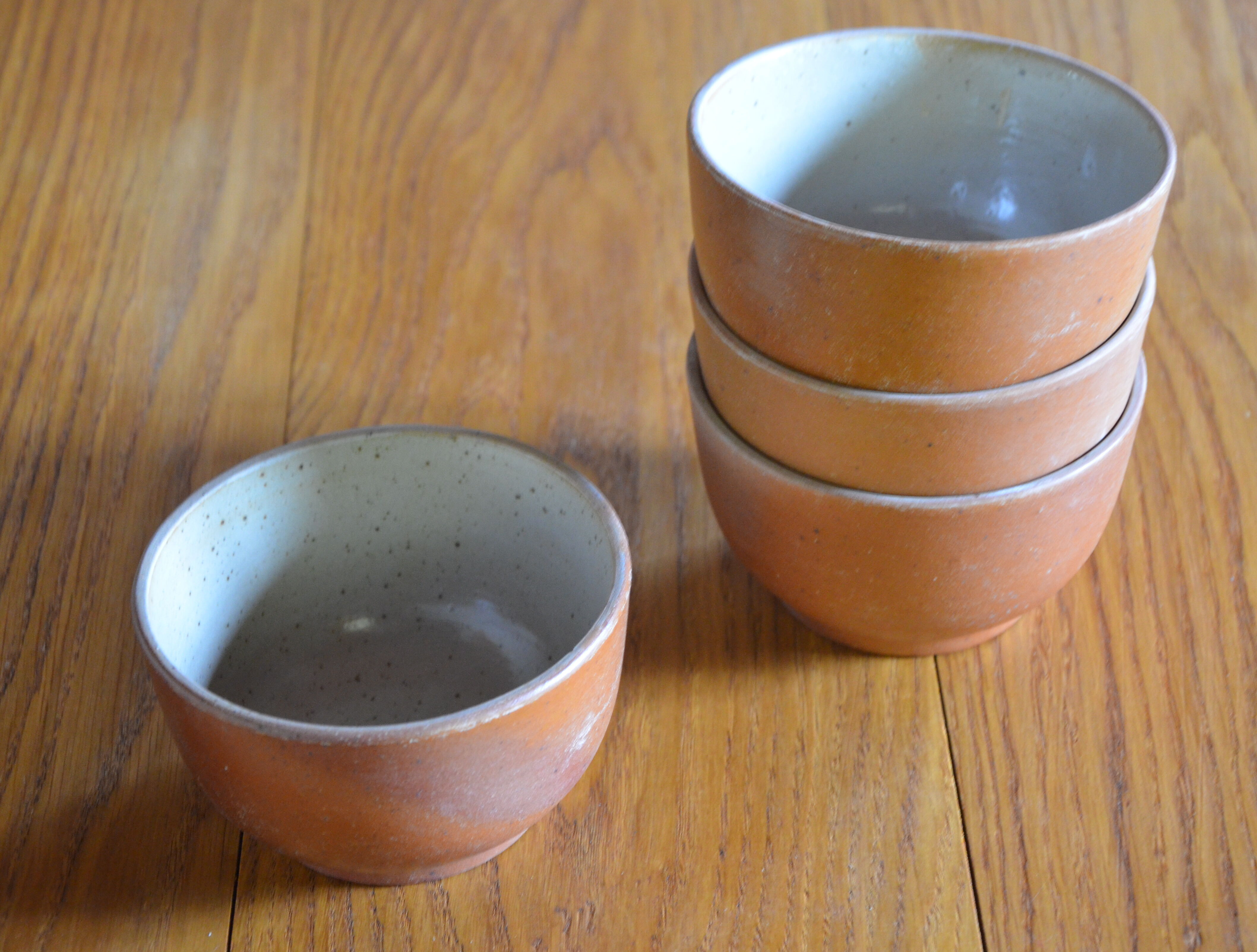 Lot of 4 bowls in sandstone and shiny grey inside