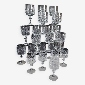 22 vintage glasses in chiseled crystal