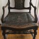 Fauteuil ancien en bois sculpté