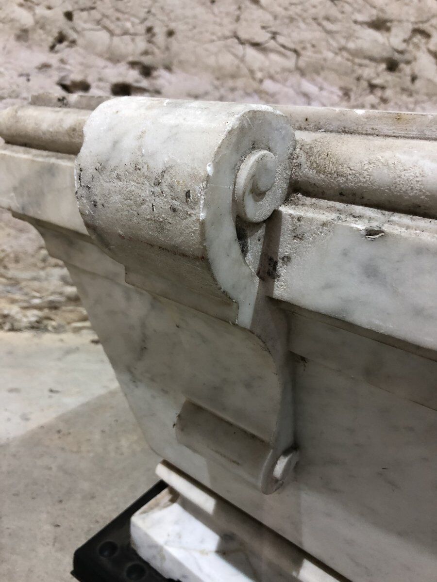 Gardener XVIIIth, century in molded marble, carved