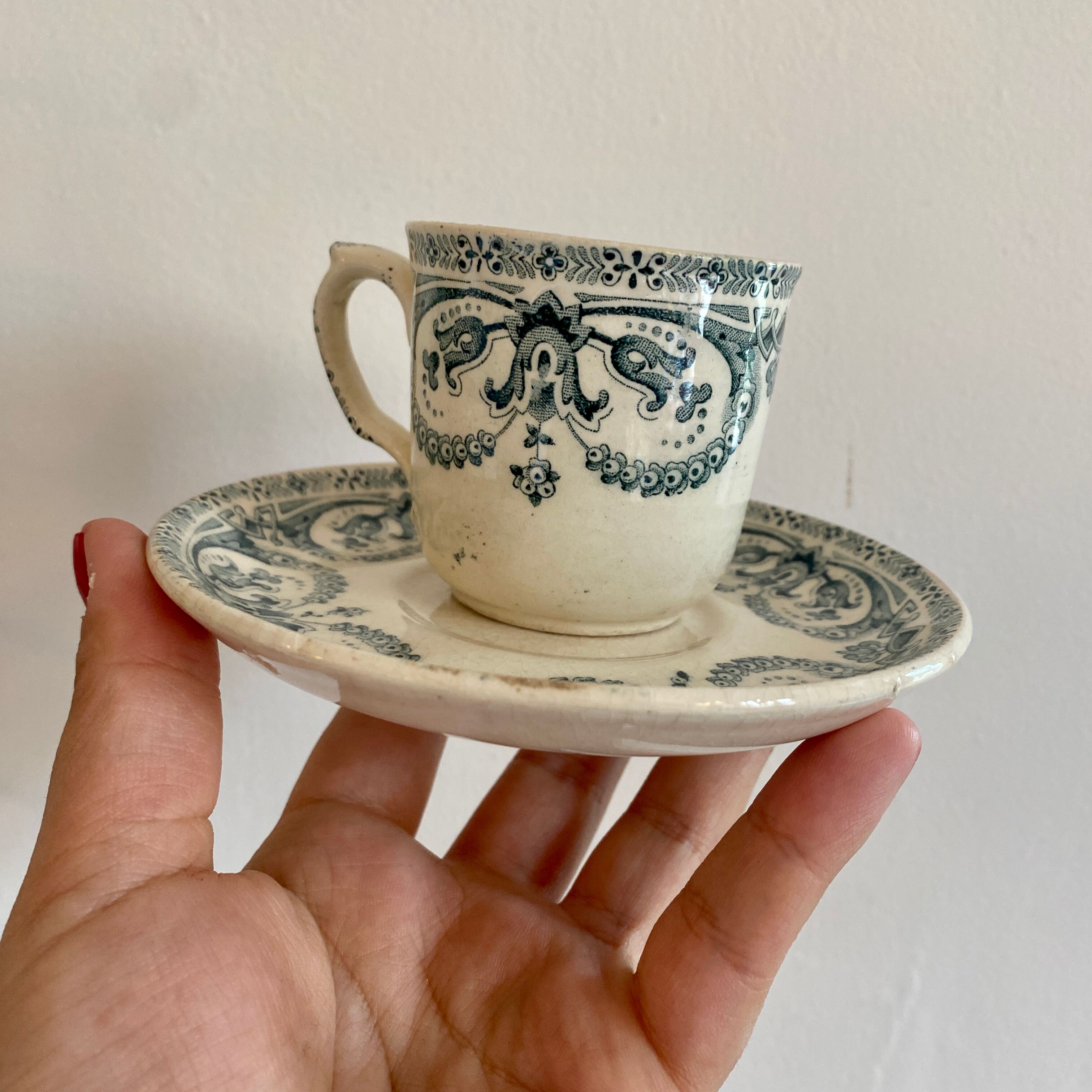 Tasse ancienne en terre de fer modèle guirlande de au planteur de caïffa