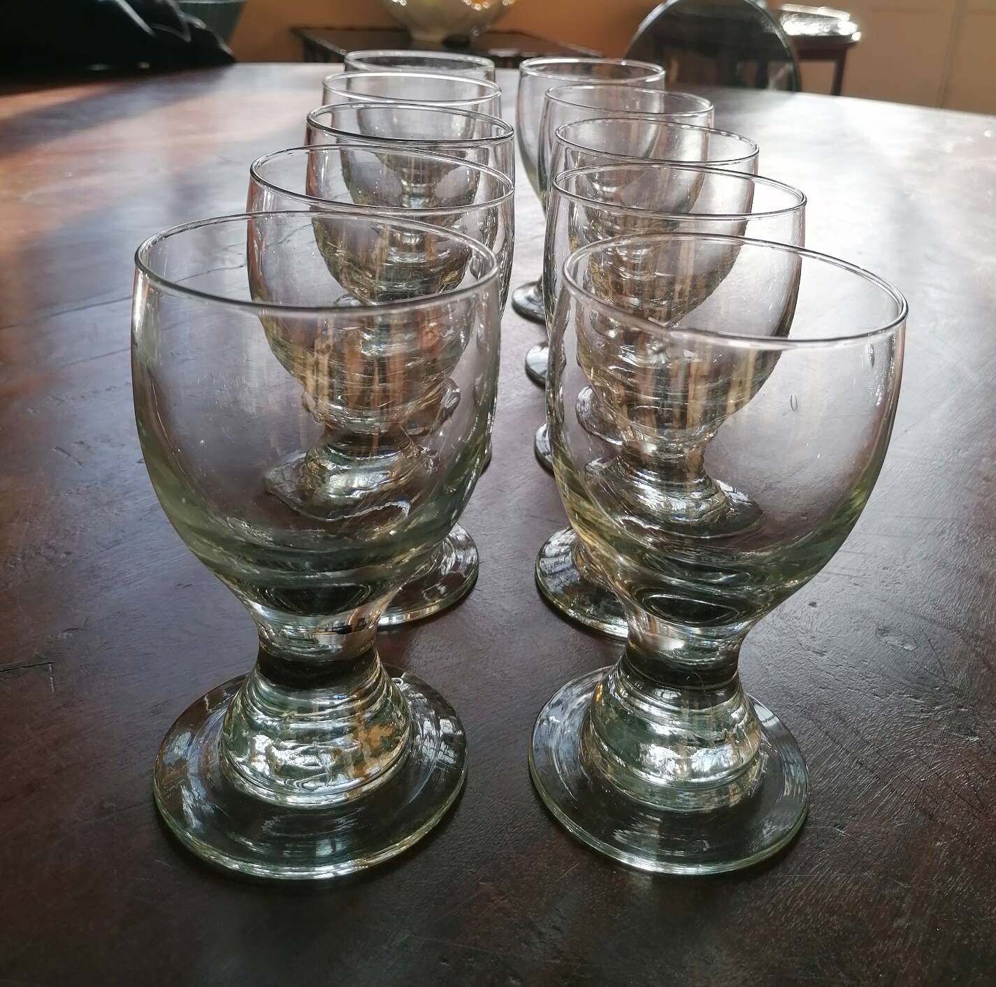 Série de 10 coupes / verres à eau en cristal artisanaux.