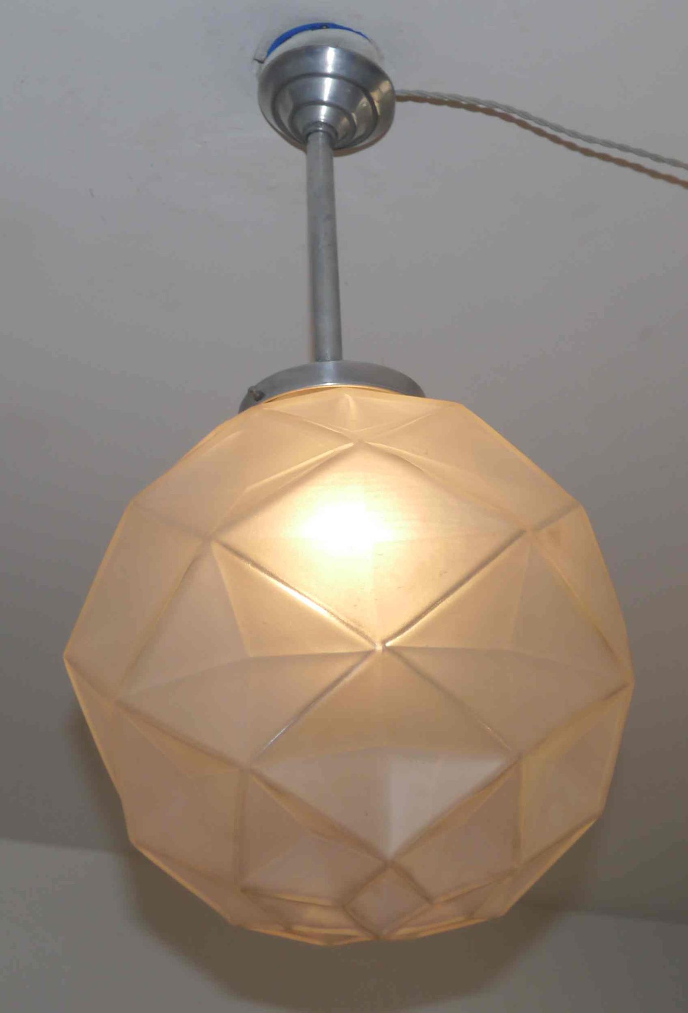 Suspension art déco globe en verre moulé pressé à facettes