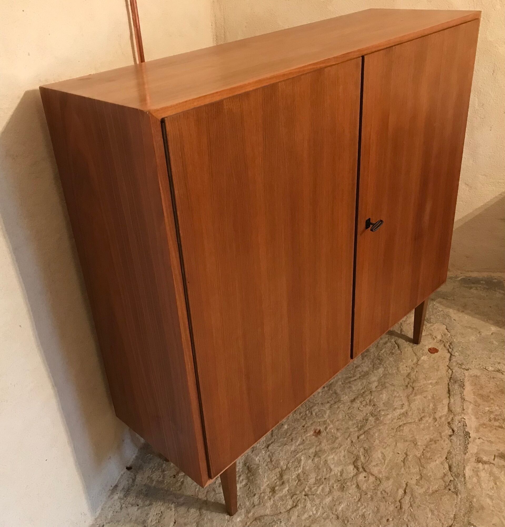 Buffet sur pieds placage de noyer blond