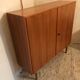 Buffet sur pieds placage de noyer blond