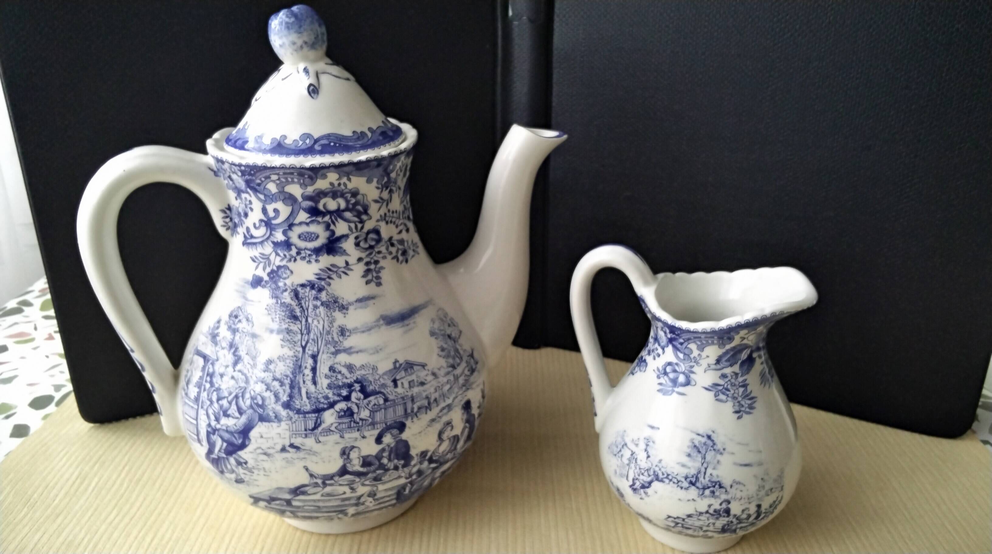 Lunéville earthenware coffee pot and milk jug, Toile de Jouy model