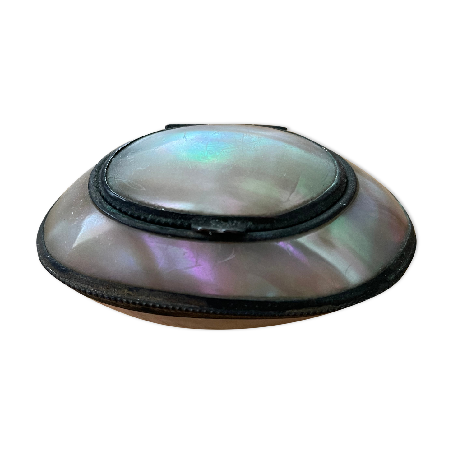 Mother-of-pearl box in the shape of a shell