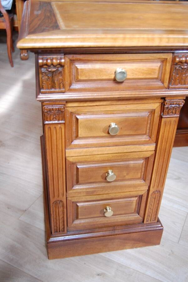 Napoleon III desk in walnut from the late 19th century.
