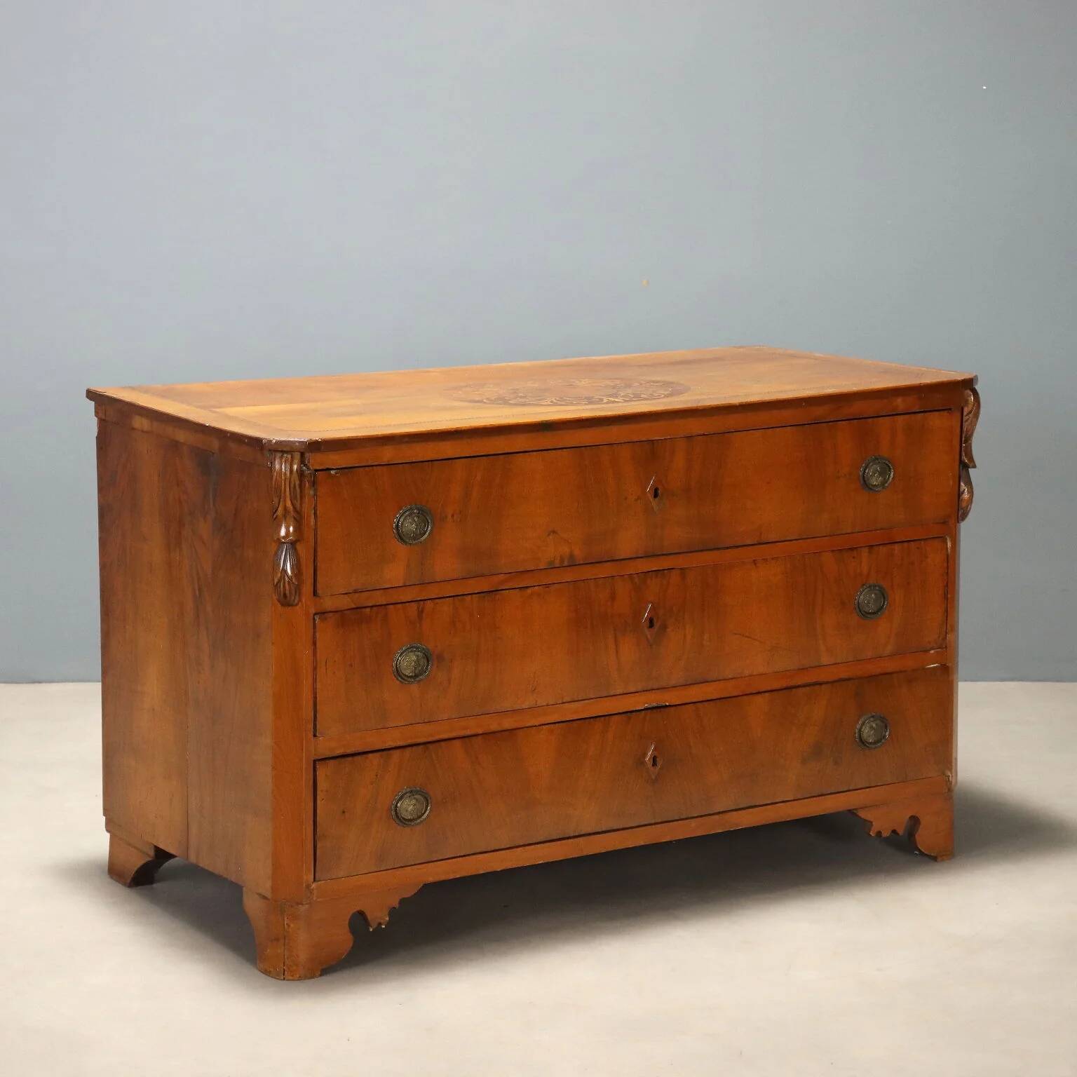 Walnut commode with central marquetry - Early 20th century