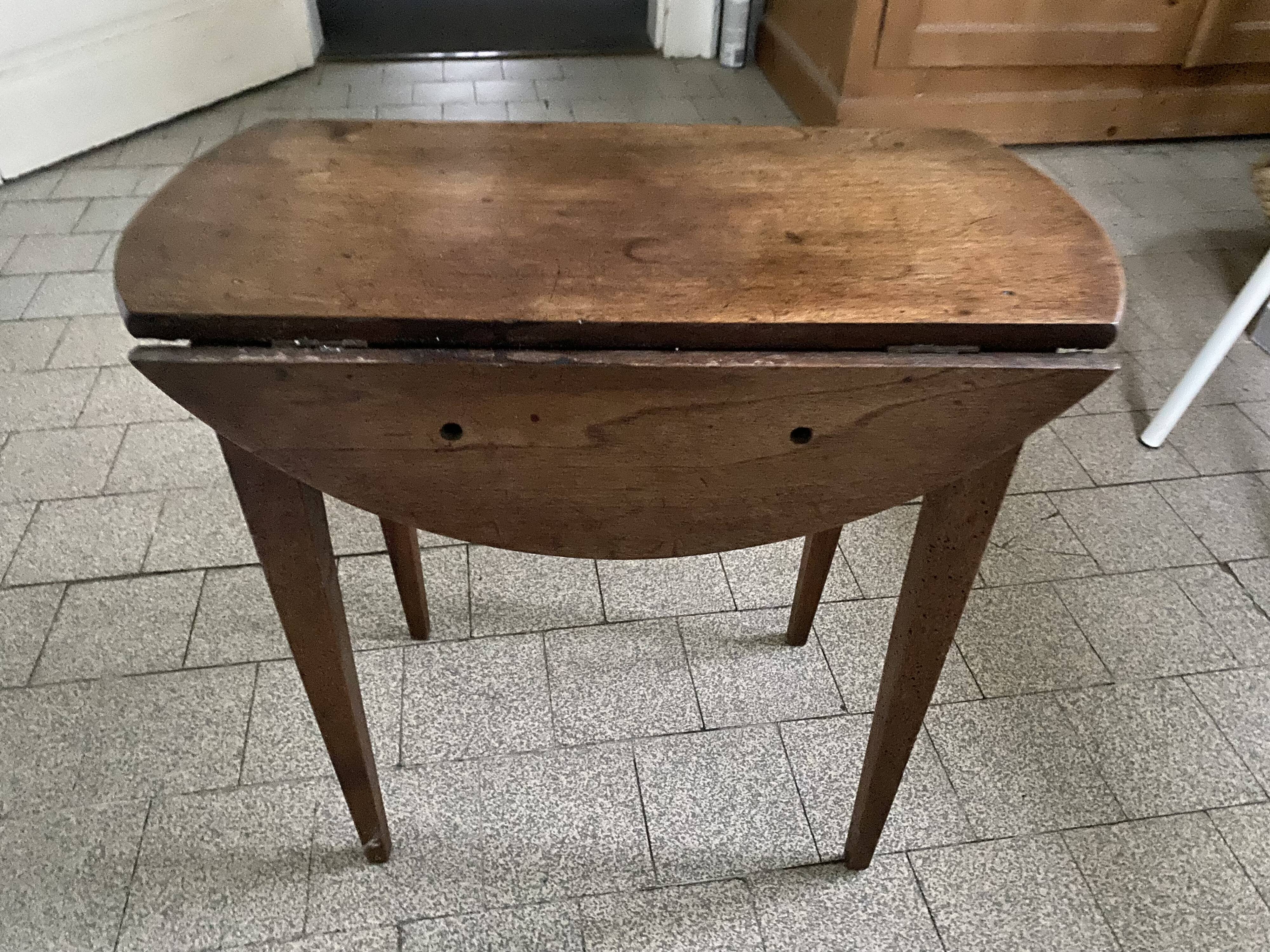Round wooden folding coffee table